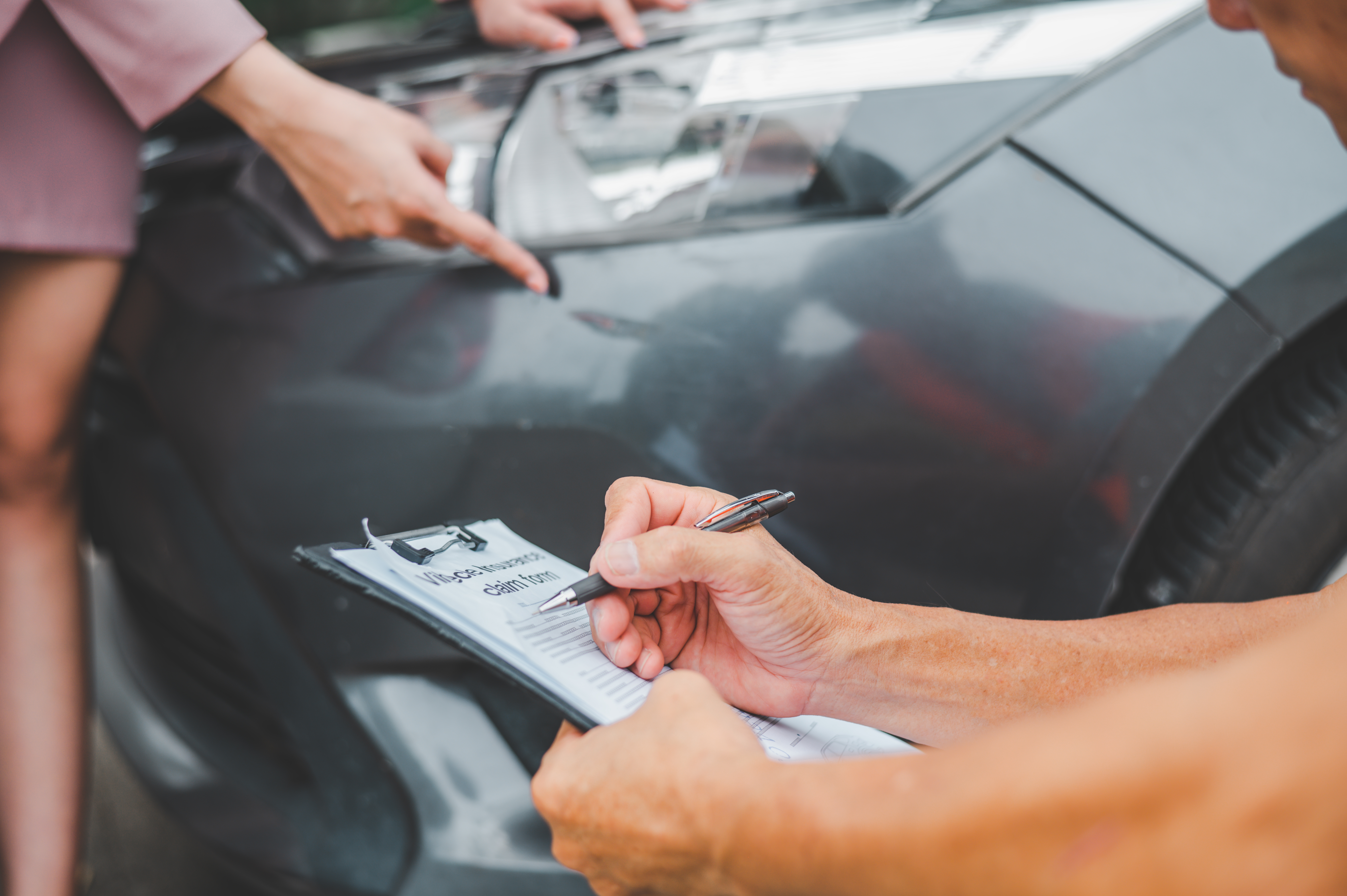 Home male insurance officer came to help inspect a customer's car tha